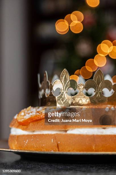 roscon de reyes, typical dessert eaten in spain to celebrate epiphany or three kings day - rosca de reyes stockfoto's en -beelden