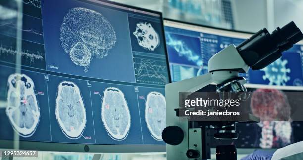 未来的な実験室装置 - コロナウイルスのテスト。脳へのウイルスの損傷を研究する - brain wave ストックフォトと画像