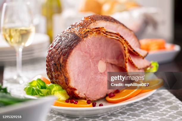 easter spiral cut ham dinner - glazed ham imagens e fotografias de stock