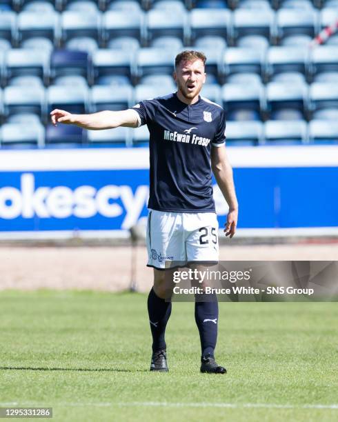 V PARTICK THISTLE .DENS PARK - DUNDEE..Daniel Jefferies in action for Dundee...