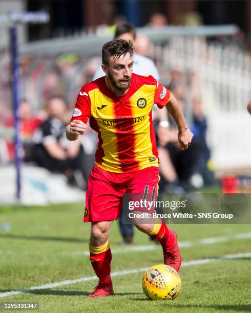 V PARTICK THISTLE .DENS PARK - DUNDEE..Steven Lawless in action for Patrick Thistle...