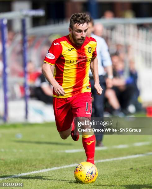 V PARTICK THISTLE .DENS PARK - DUNDEE..Steven Lawless in action for Patrick Thistle...