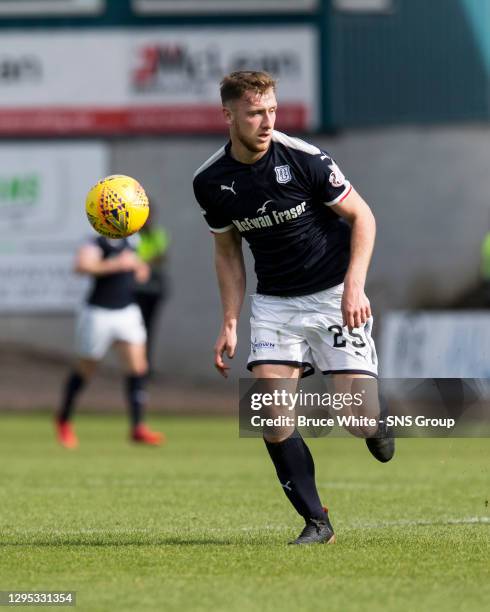V PARTICK THISTLE .DENS PARK - DUNDEE..Daniel Jefferies in action for Dundee...