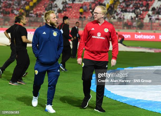 V SCOTLAND.ESTADIO NACIONAL DE LIMA - PERU.Scotland's Johnny Russell with manager Alex McLeish.