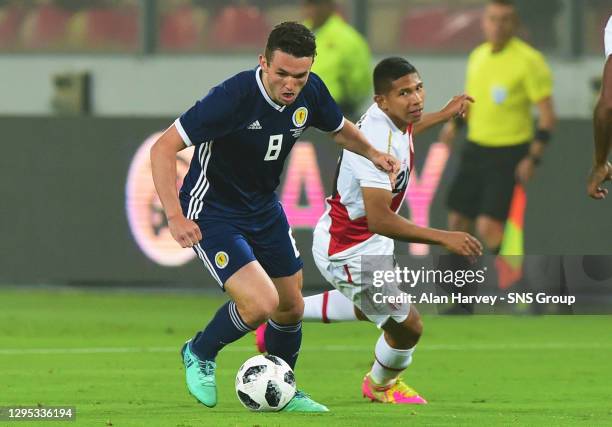 V SCOTLAND.ESTADIO NACIONAL DE LIMA - PERU.Scotland'a John McGinn in action with Peru's Edison Flores.