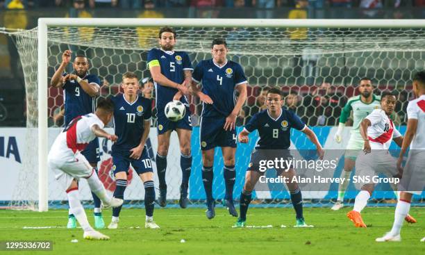 V SCOTLAND.ESTADIO NACIONAL DE LIMA - PERU.Peru's Christian Cueva takes a free-kick.