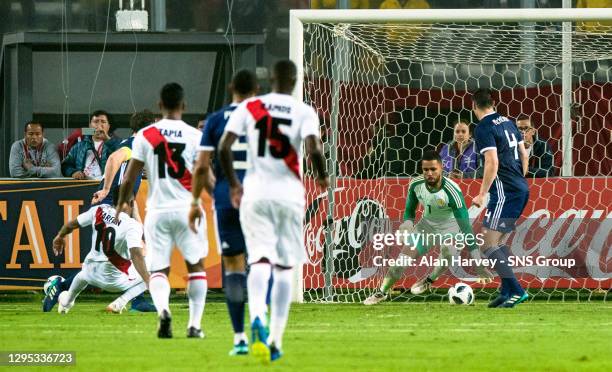 V SCOTLAND.ESTADIO NACIONAL DE LIMA - PERU.Peru's Jefferson Farfan scores to make it 2-0.