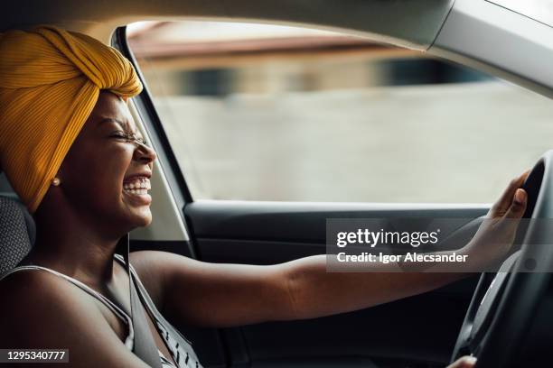 conducir y sonreír - auto nuevo fotografías e imágenes de stock