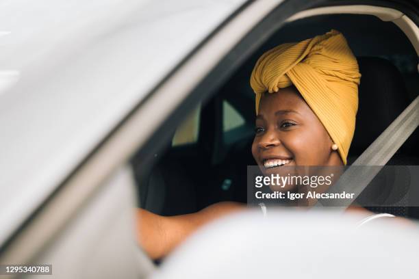 afrikaanse vrouw die een auto drijft - rijden stockfoto's en -beelden