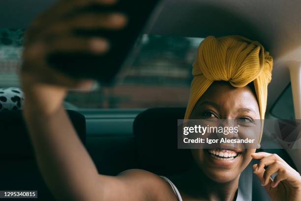 vrouw die een selfie in de auto neemt - yellow taxi stockfoto's en -beelden