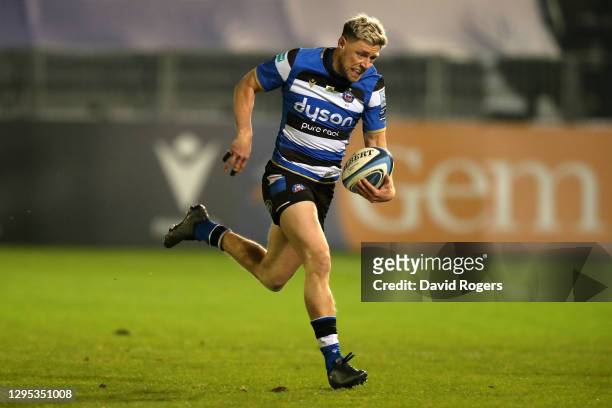 Rhys Priestland of Bath makes a break to score his side's first try during the Gallagher Premiership Rugby match between Bath and Wasps at The...