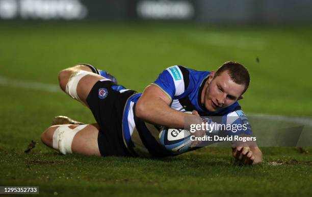 Sam Underhill of Bath scores his side's second try during the Gallagher Premiership Rugby match between Bath and Wasps at The Recreation Ground on...