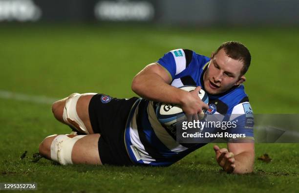 Sam Underhill of Bath scores his side's second try during the Gallagher Premiership Rugby match between Bath and Wasps at The Recreation Ground on...