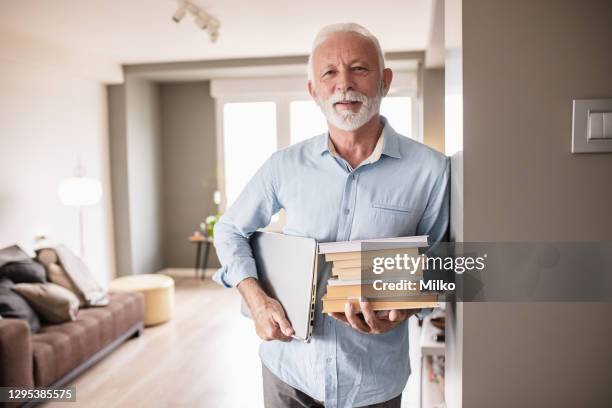 retrato de un profesor mayor masculino en casa - male professor with students fotografías e imágenes de stock