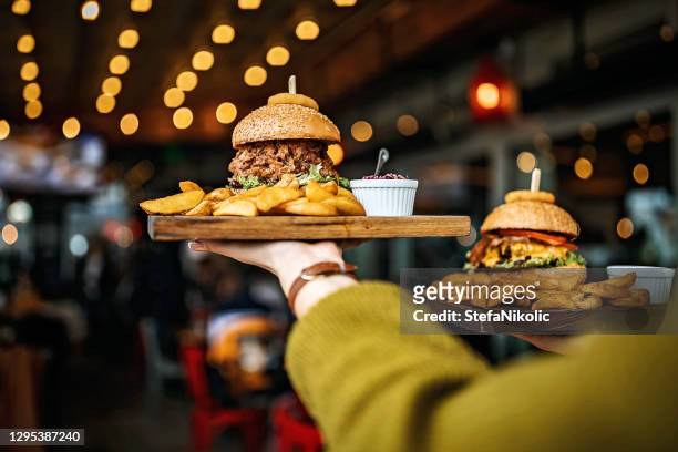 heerlijke maaltijd - kipburger stockfoto's en -beelden