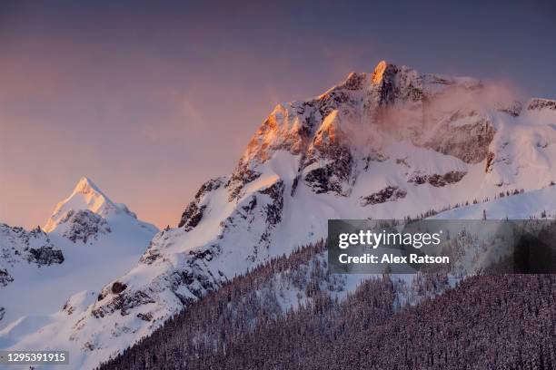 sunrise on joffre mountain near pemberton in winter - whistler winter stock-fotos und bilder