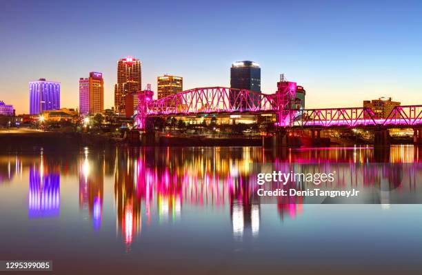 skyline di little rock lungo il fiume arkansas - arkansas foto e immagini stock