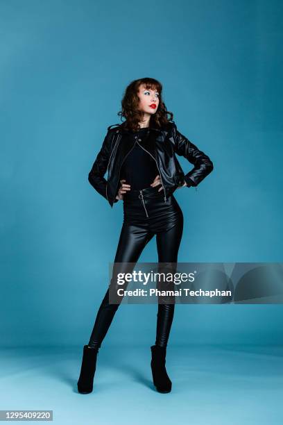 beautiful woman in leather jacket - pantaloni di pelle foto e immagini stock