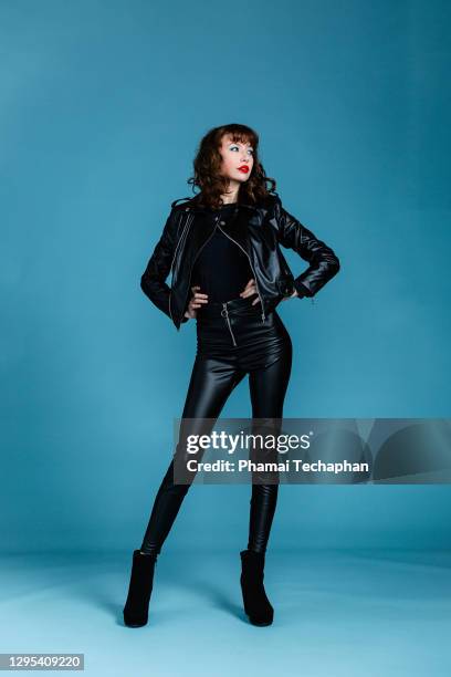 beautiful woman in leather jacket - black pants woman - fotografias e filmes do acervo