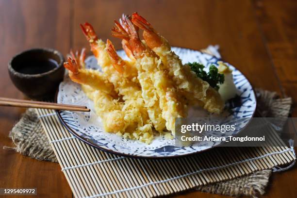 tempura de camarão frito crocante, tempura de camarão, comida nacional japonesa, deliciosa e saudável. - gamba marisco - fotografias e filmes do acervo