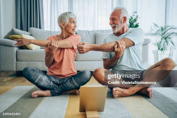 paar dat samen thuis uitoefent. - computer training stockfoto's en -beelden