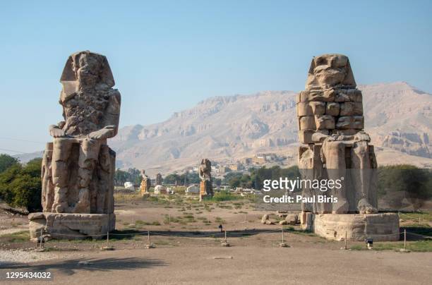egypt. luxor. the colossi of memnon , two massive stone statues of pharaoh amenhotep - colossi of memnon stock pictures, royalty-free photos & images