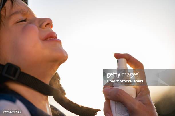 desinfektion der wunde am kinn - wunde stock-fotos und bilder