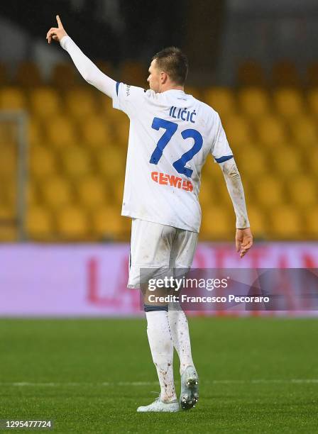 Josip Ilicic of Atalanta B.C. Celebrates after scoring their team's first goal during the Serie A match between Benevento Calcio and Atalanta BC at...