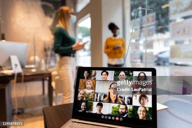 telefonkonferenz im büro - live broadcast stock-fotos und bilder