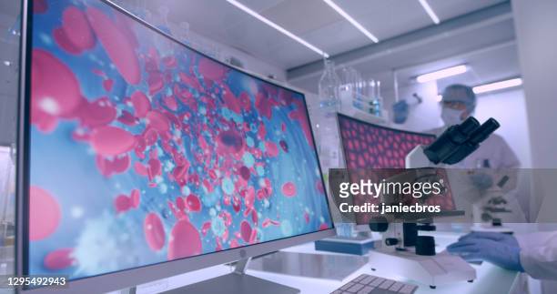 equipo de laboratorio futurista. investigación de células sanguíneas en pantallas de computadoras - globulos rojos humanos fotografías e imágenes de stock