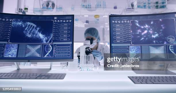 weibliche untersuchung von dna-proben. computerbildschirme mit dna-sequenzen - medizinisches untersuchungsgerät stock-fotos und bilder