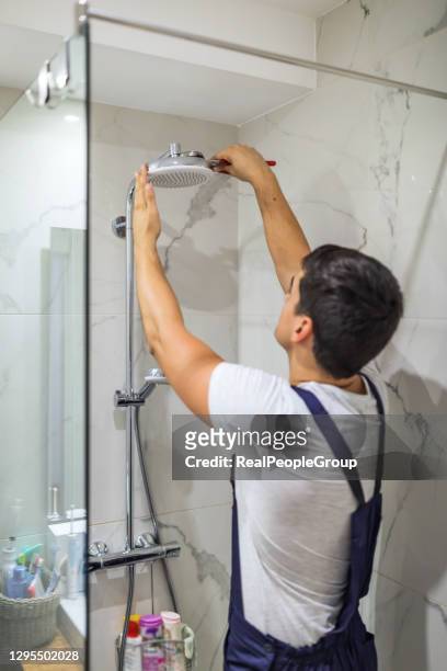 substituindo o encanamento no banheiro montado porta chuveiro de mão por altura ajustável um chuveiro. - instalando - fotografias e filmes do acervo