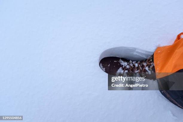 the footprint of a boot on a walk in deep snow. - ski pants stockfoto's en -beelden