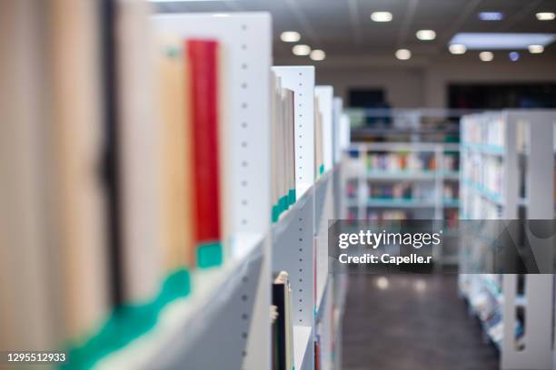 bibliothèque - rayon et livres - pile de livres stockfoto's en -beelden