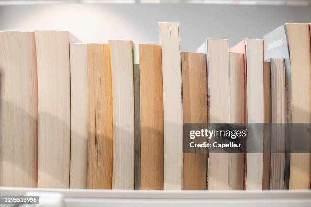 bibliothèque - rayon et livres - pile de livres stockfoto's en -beelden