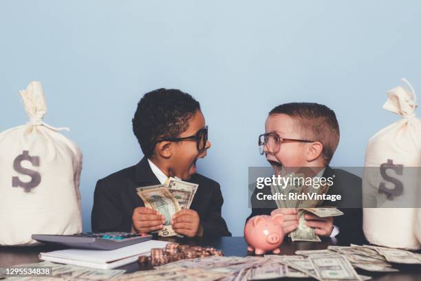 young business boys haciendo dinero - kids money fotografías e imágenes de stock