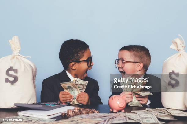 年輕的商業男孩賺錢 - vintage stock 個照片及圖片檔