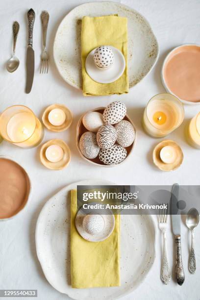 easter table with ceramic dishware, organic drawed eggs and a beautiful serving. - servet stockfoto's en -beelden