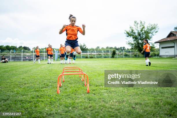 treinamento de jogadora de futebol feminino - high school football - fotografias e filmes do acervo