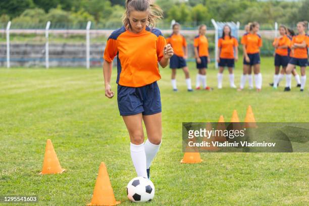 treinamento de jogadora de futebol feminino - high school football - fotografias e filmes do acervo