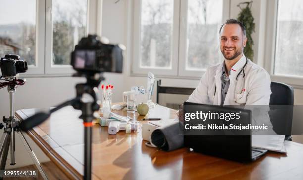 le médecin saluant le patient en ligne - medical news photos et images de collection