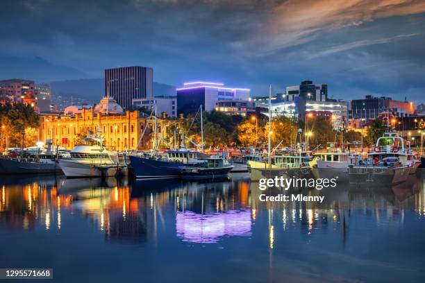 tasmanien hobart victoria dock waterfront night twilight tas australien - mlenny photography stock-fotos und bilder