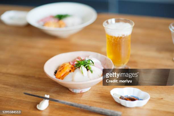seafood bowl - sea urchin ストックフォトと画像
