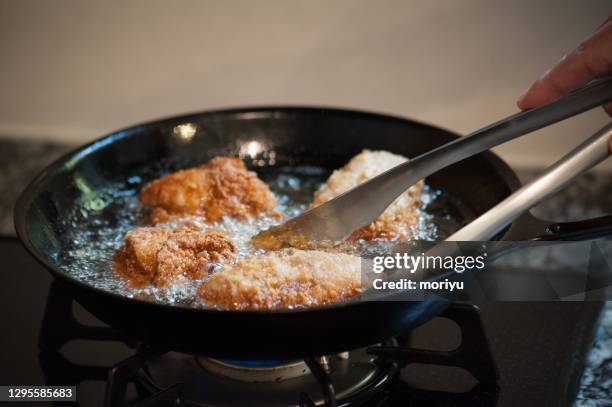 cooking fried chicken - frito - fotografias e filmes do acervo