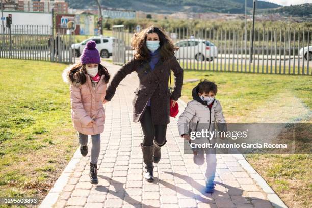 Parents Rushing Kids Mom Rushing With Kids Photos and Premium High Res Pictures - Getty Images