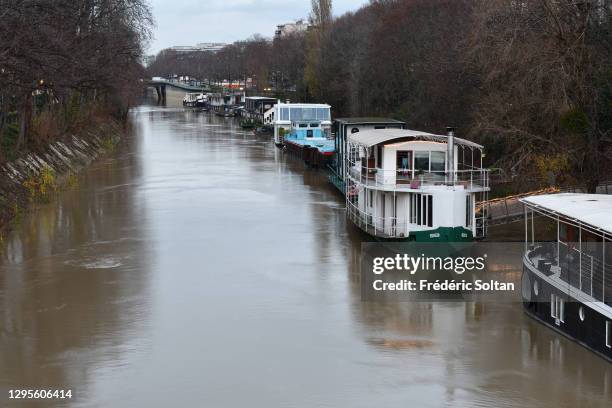 Houseboats and houses on the banks of the Seine on the Ile de la Jatte in Neuilly-sur-Seine near Paris, the Île-de-France region on December 30, 2020...