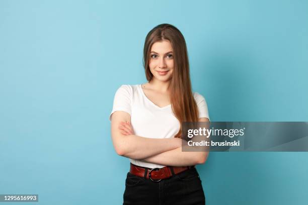 studio portrait of 18 year old woman with brown hair - white t shirt studio imagens e fotografias de stock