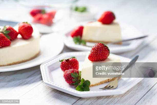 no-bake cheesecake met aardbei en munt - cheesecake white stockfoto's en -beelden