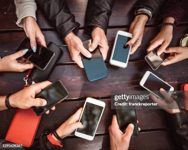 neue generation mit smartphone - fake news stock-fotos und bilder
