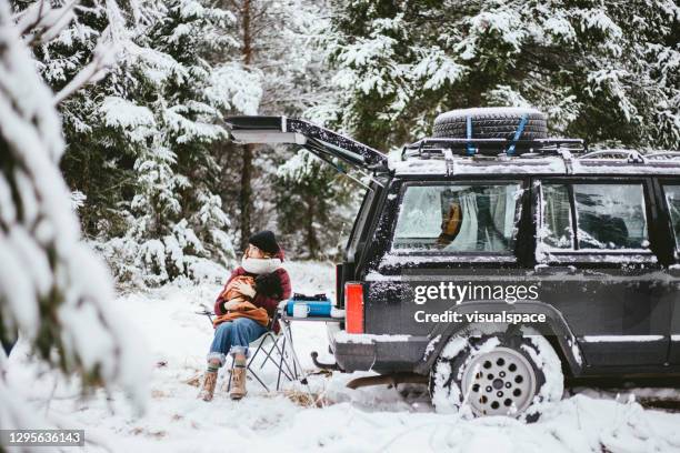 camping mit geländewagen in der natur - motorhome winter stock-fotos und bilder